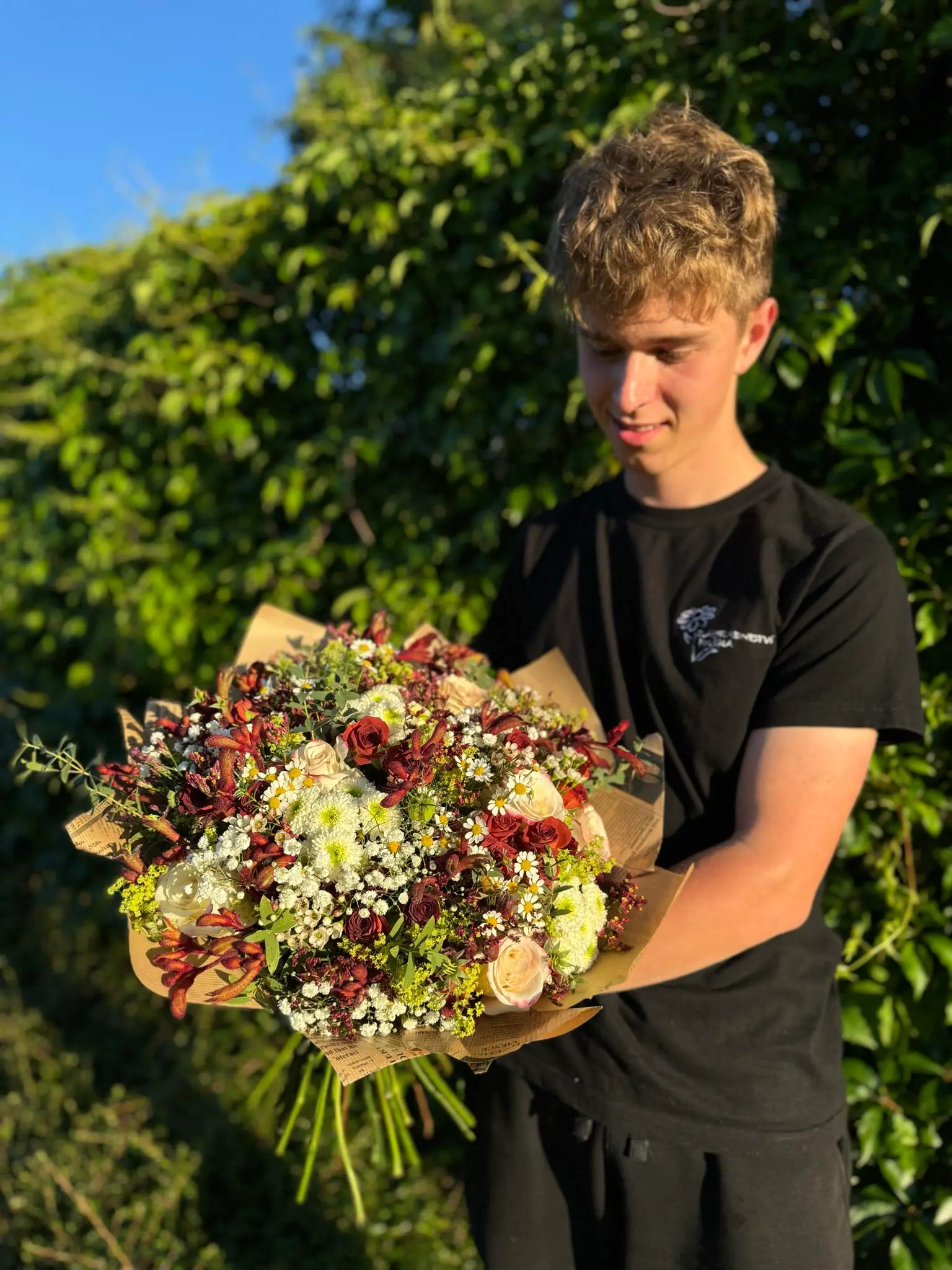 Haška držící květiny Haška držící květiny